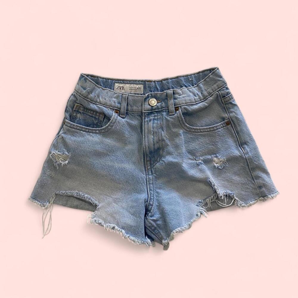 Mid- waisted denim shorts with frayed hem